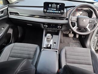 2025 Mitsubishi Outlander - Thumbnail