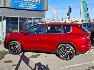 2023 Mitsubishi Outlander - Thumbnail