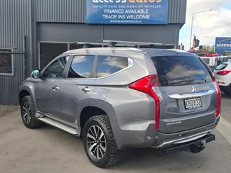 2016 Mitsubishi Pajero Sport - Thumbnail