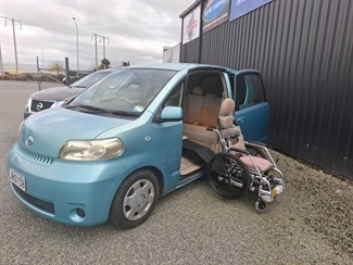 2005 Toyota Porte - Thumbnail