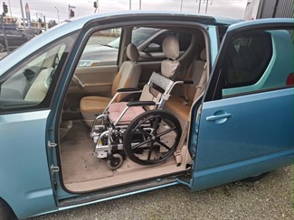 2005 Toyota Porte - Thumbnail