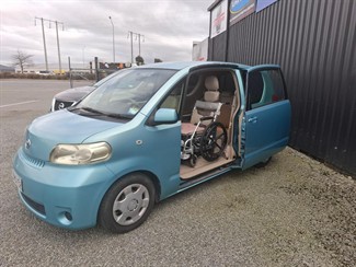 2005 Toyota Porte - Thumbnail