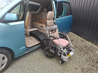 2005 Toyota Porte - Thumbnail