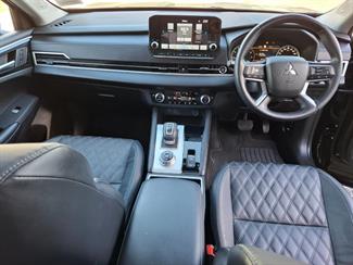 2022 Mitsubishi Outlander - Thumbnail