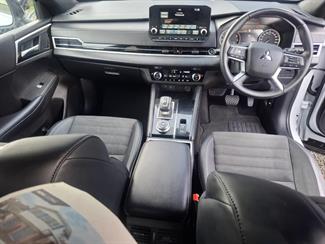 2025 Mitsubishi Outlander - Thumbnail