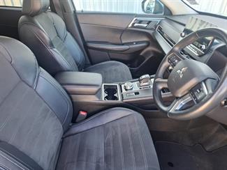 2024 Mitsubishi Outlander - Thumbnail