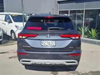 2024 Mitsubishi Outlander - Thumbnail