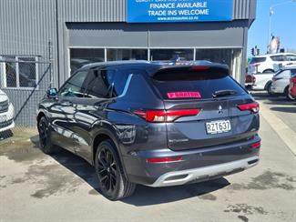 2024 Mitsubishi Outlander - Thumbnail