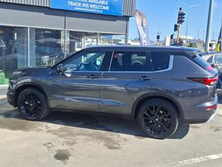 2024 Mitsubishi Outlander - Thumbnail