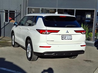 2022 Mitsubishi Outlander - Thumbnail