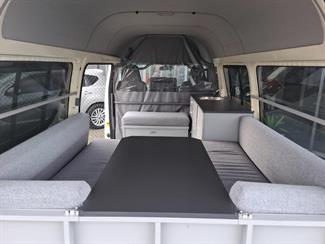 2004 Toyota Regius - Thumbnail