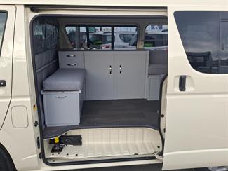 2004 Toyota Regius - Thumbnail