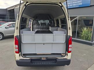 2004 Toyota Regius - Thumbnail