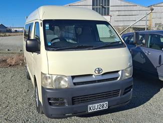 2004 Toyota Regius - Thumbnail