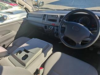2004 Toyota Regius - Thumbnail
