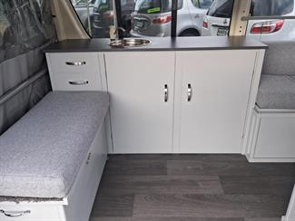 2004 Toyota Regius - Thumbnail