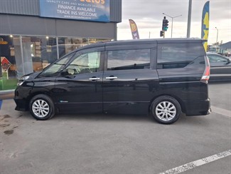 2017 Nissan Serena - Thumbnail
