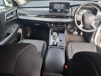 2022 Mitsubishi Outlander - Thumbnail