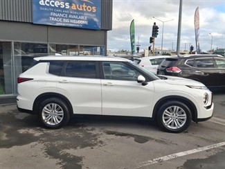 2022 Mitsubishi Outlander - Thumbnail