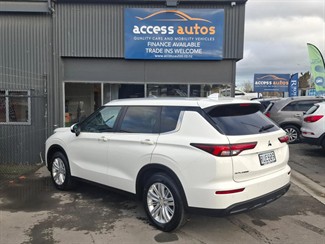 2022 Mitsubishi Outlander - Thumbnail