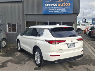 2022 Mitsubishi Outlander - Thumbnail