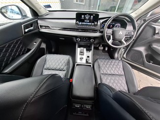 2024 Mitsubishi Outlander - Thumbnail