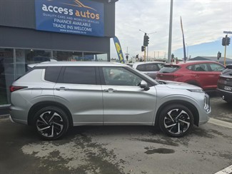 2024 Mitsubishi Outlander - Thumbnail