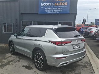 2024 Mitsubishi Outlander - Thumbnail